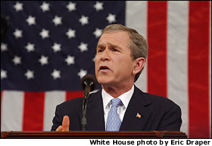 Президент Буш выступает с посланием о состоянии общества перед совместным заседанием Конгресса в Капитолии, во вторник 29 января 2002 г.