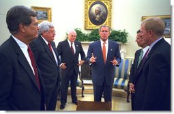 Президент Джордж У. Буш вместе с вице-президентом Диком Чейни беседует с лидерами Конгресса в Овальном кабинете. Среда, 18 сентября 2002 г. Фото Эрика Драпера из Белого Дома