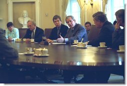Президент Джордж У. Буш встречается с конгрессменами в Овальном зале Белого дома в среду 18 сентября 2002 г. для беседы по Ираку. Фото Тины Хагер из Белого Дома