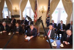 Президент Джордж У. Буш обсуждает меры против терроризма с конгрессменами во вторник 1 октября. Фотограф Белого Дома Пол Морзе