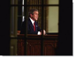 Президент Джордж У. Буш обращается к народу из Овального кабинета в Белом доме вечером среды 19 марта 2003 г. Фото в Белом доме Пола Морзе