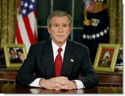 Президент Буш обращается к народу из Овального кабинета Белого дома вечером среды 19 марта 2003 г.  Фото в Белом доме Пола Морзе