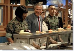 Президент Джордж У. Буш и г-жа Буш на раздаче обеда с морскими пехотинцами на безе Кемп-Лежен в Джеконвилле, штат Северная Каролина, в четверг 3 апреля 2003 г.  Фотограф Белого Дома Пол Морзе